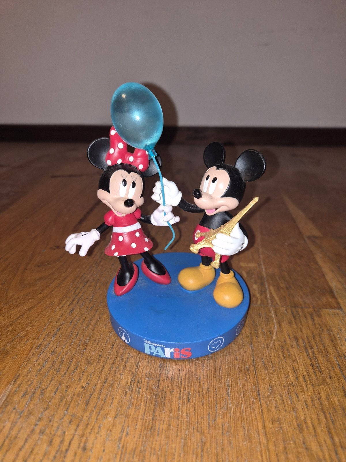 Mickey en Minnie Beeldje Disneyland Parijs, Ophalen of Verzenden, Mickey Mouse, Zo goed als nieuw, Beeldje of Figuurtje