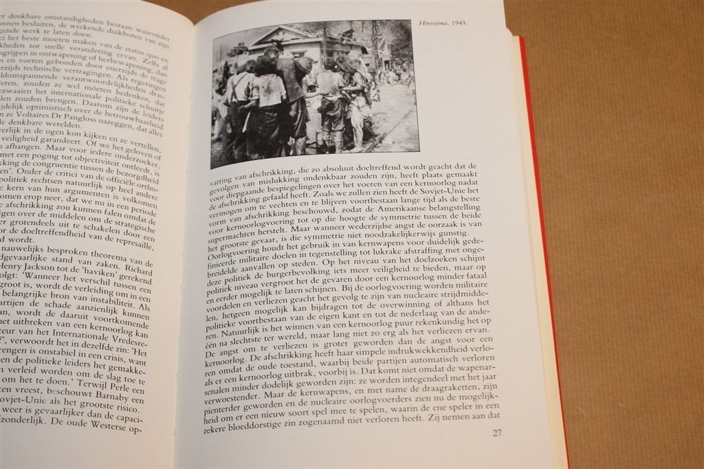 Kernwapens — Kritische Analyse Wapenwedloop, 1980, Ophalen of Verzenden, Gelezen, Europa