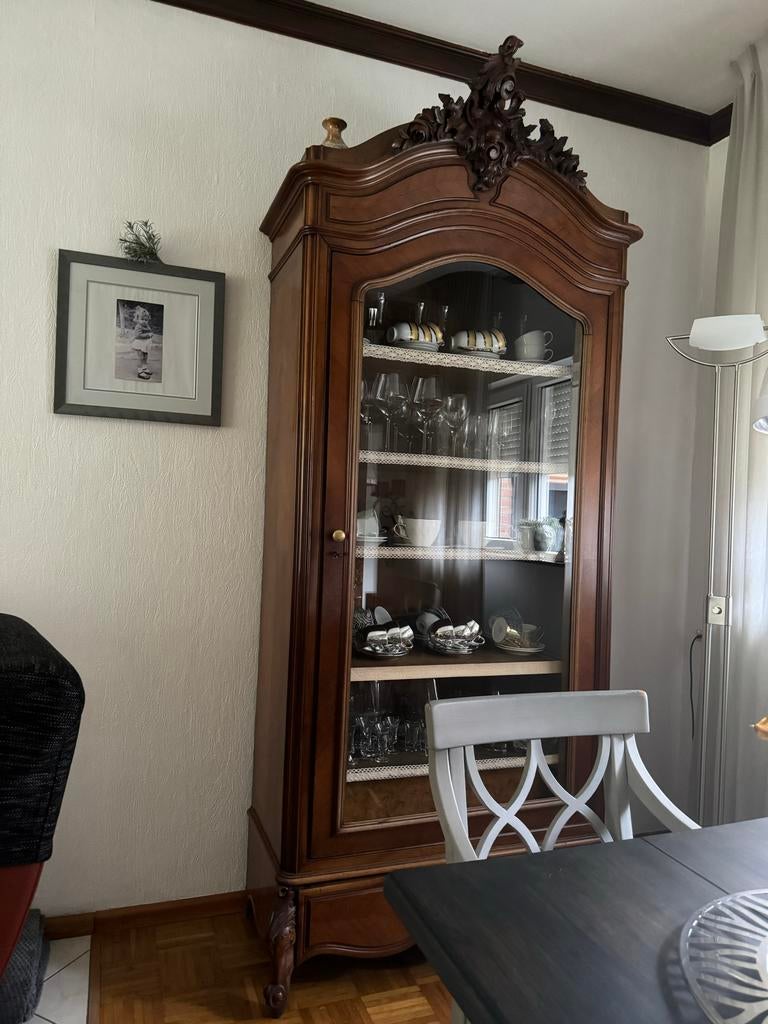 Antieke vitrinekast met houtsnijwerk, Ophalen
