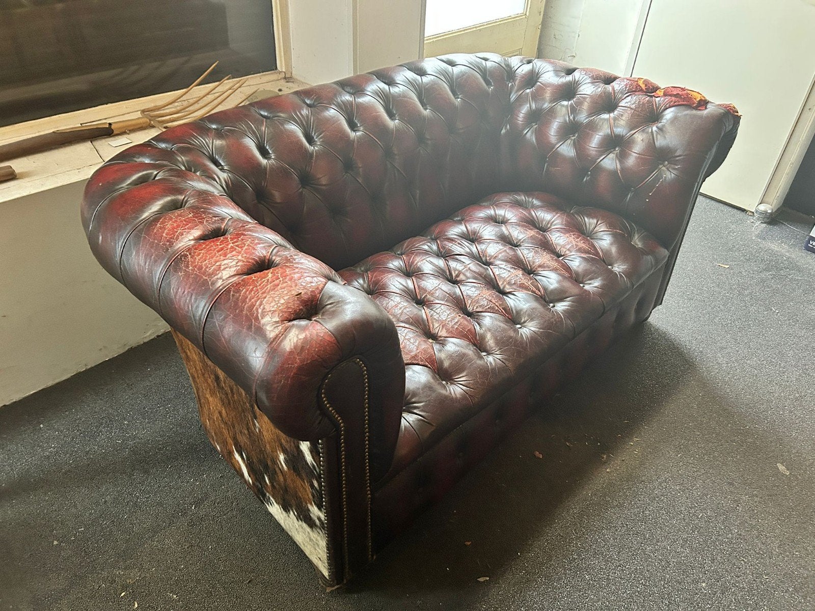 Chesterfield fauteuil met koeienhuid accenten, Ophalen