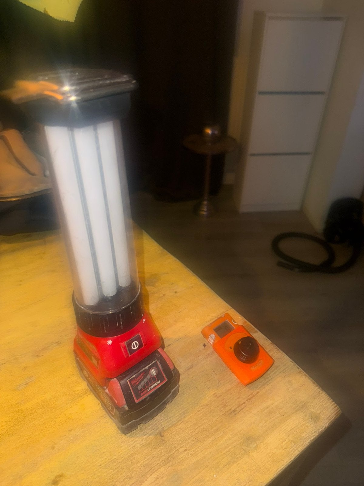 Milwaukee bouwlamp nieuw met gebruikte accu en een CO melder, Ophalen of Verzenden, Zo goed als nieuw