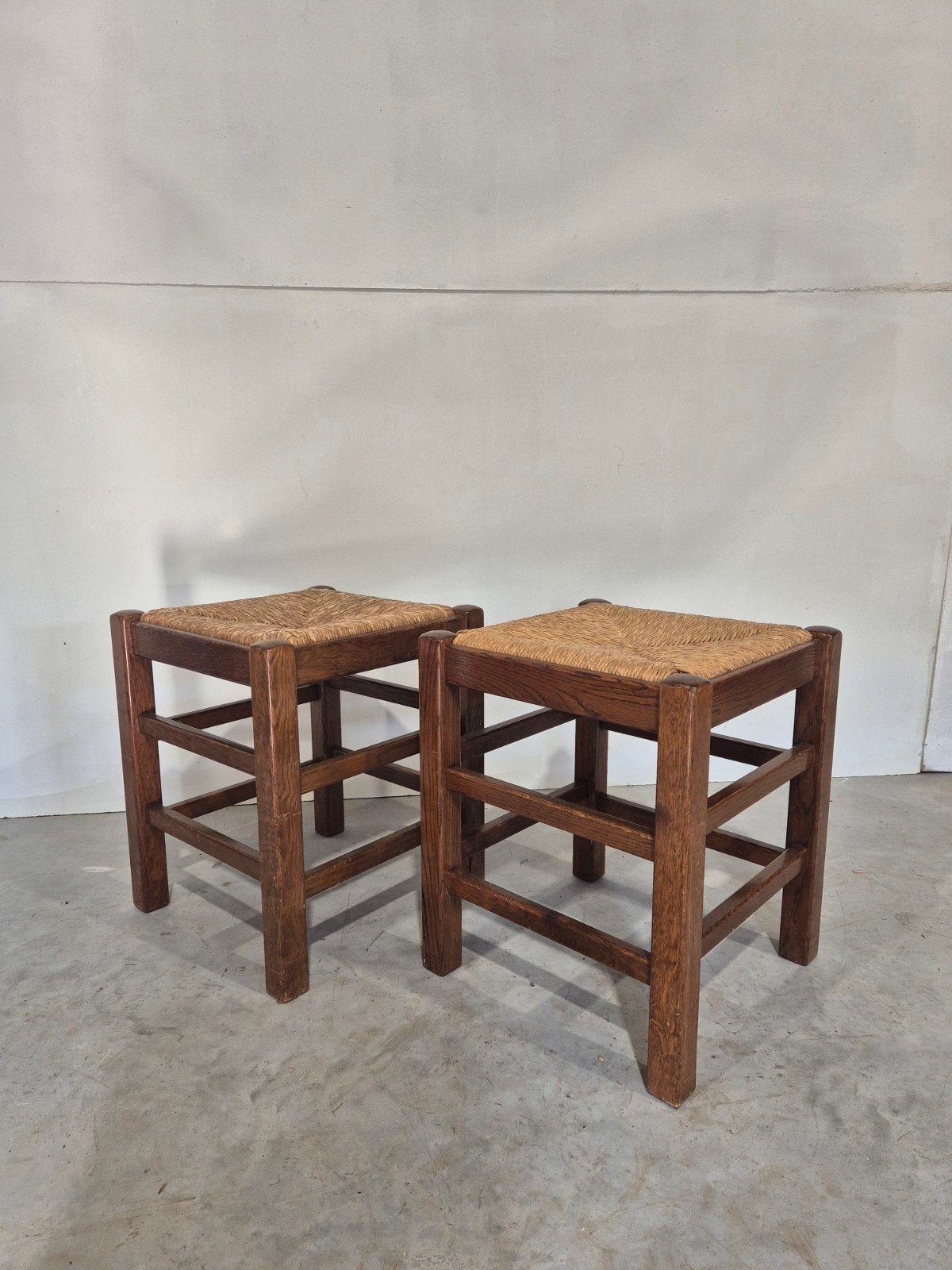 2 mid century vintage krukken met biezen zitting., Gebruikt, Onbekend, Ophalen of Verzenden, Onbekend