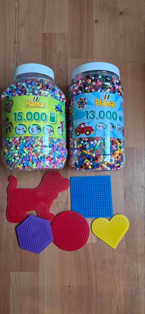 Hama strijkkralen set: 2 bussen en 5 plankjes, Ophalen of Verzenden, Gebruikt, Knutselen