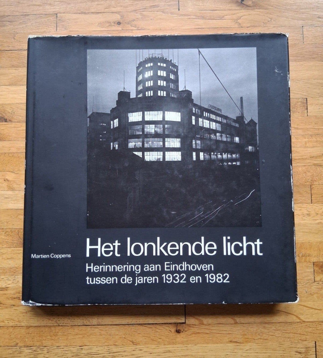 het lonkende licht Herrinneringen aan Eindhoven fotoboek, Boeken, Ophalen of Verzenden, Zo goed als nieuw