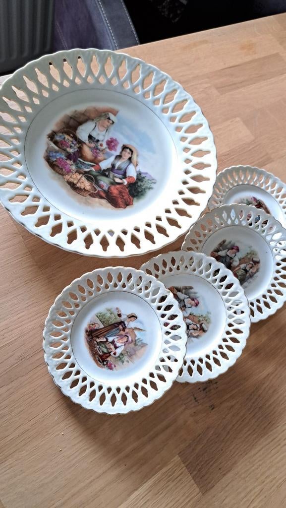 Decoratieve borden met opengewerkt patroon, Ophalen