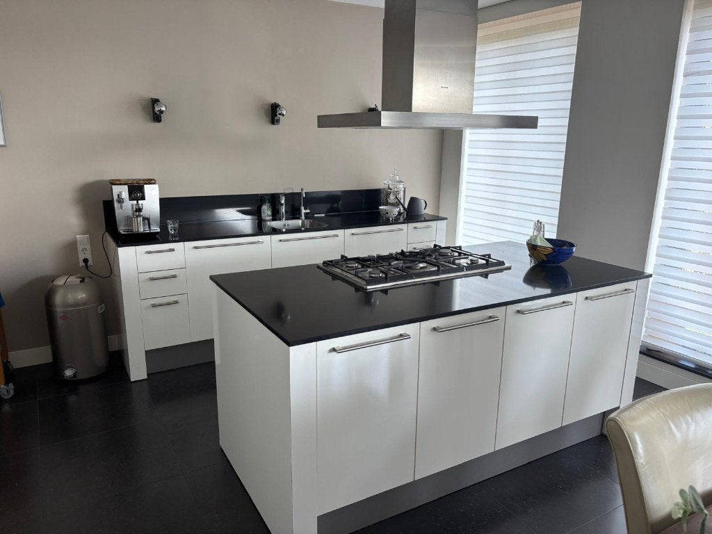Keuken compleet met kookeiland, Ophalen, Gebruikt, Wit, Met kookeiland