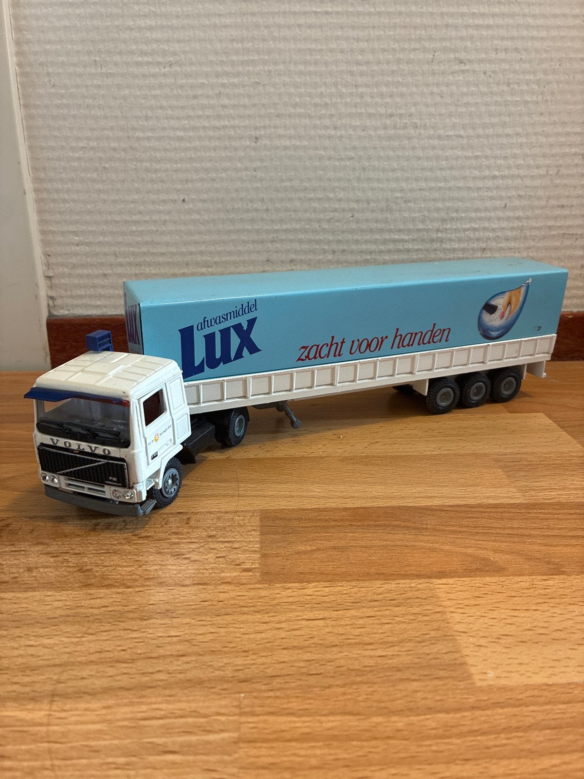 Tekno Volvo Lux Vrachtwagen met Oplegger, Hobby en Vrije tijd, Modelauto's | 1:50, Ophalen of Verzenden, Gebruikt, Bus of Vrachtwagen