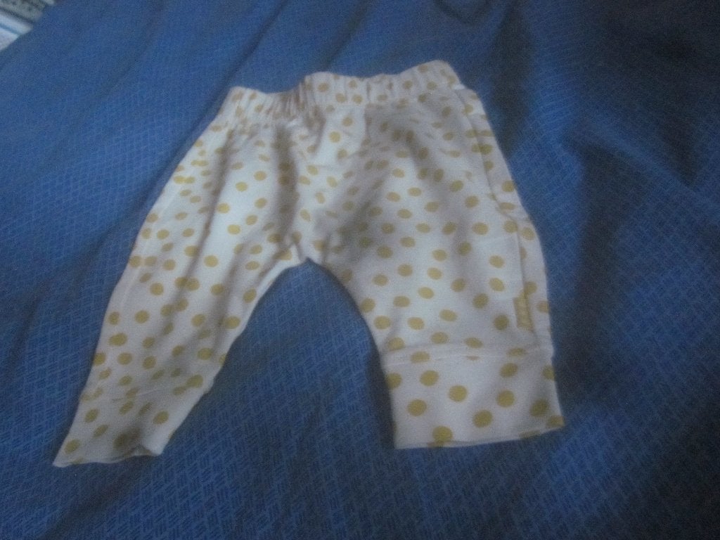 Nieuw wit broekje met okergele polka's Hema maat 56, Broekje, Jongetje of Meisje, Nieuw, Ophalen of Verzenden