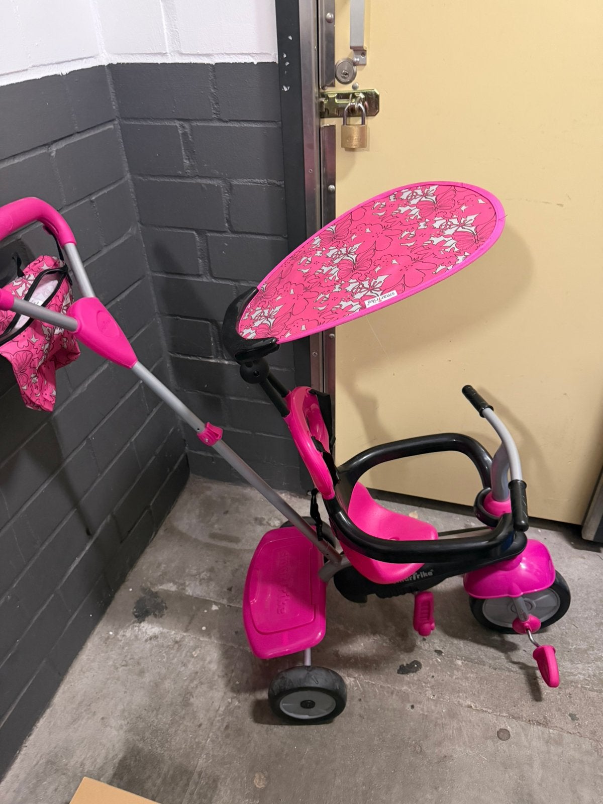 Roze SmarTrike driewieler met duwstang & zonnescherm, Ophalen, Gebruikt, Duwstang