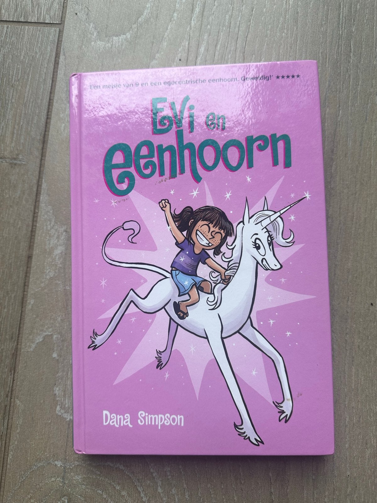 Evi en Eenhoorn - Dana Simpson (Zo goed als nieuw), Boeken, Ophalen of Verzenden, Zo goed als nieuw, Fictie