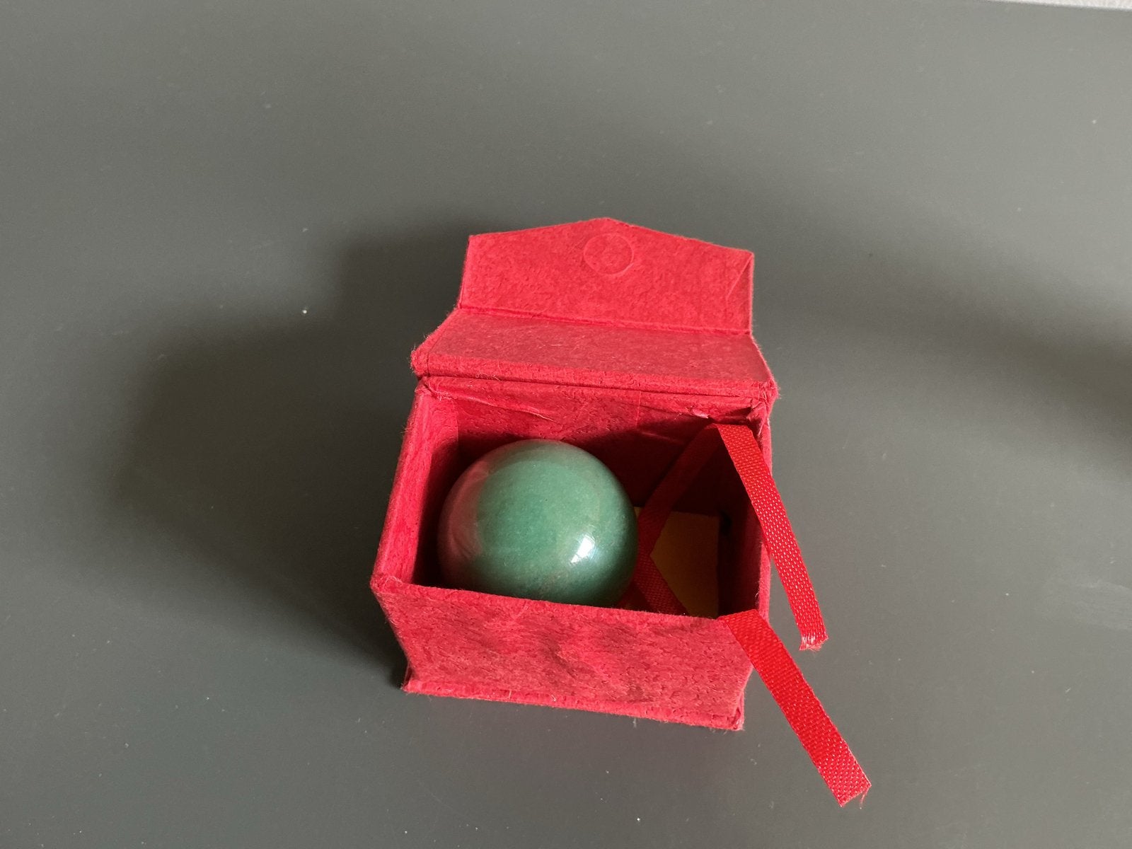 Groene decoratieve bol in rood doosje aventurijn jade?, Ophalen of Verzenden, Zo goed als nieuw