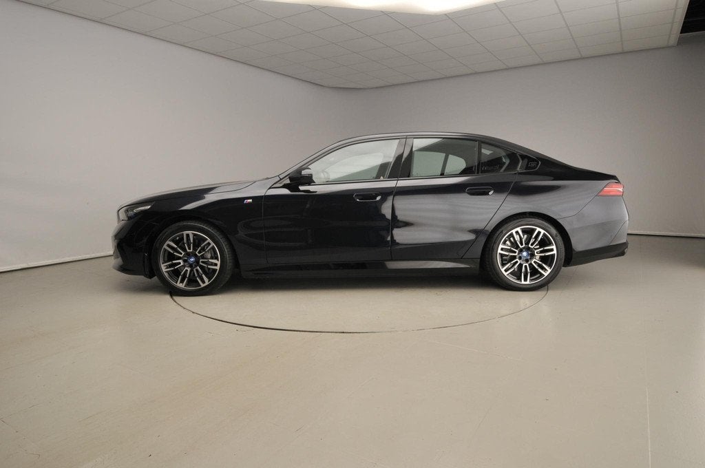 BMW i5 Sedan eDrive40 | M-Sportpakket | LED | Navigatie | Ac, Auto's, BMW, Automaat, Achterwielaandrijving, Gebruikt, Zwart
