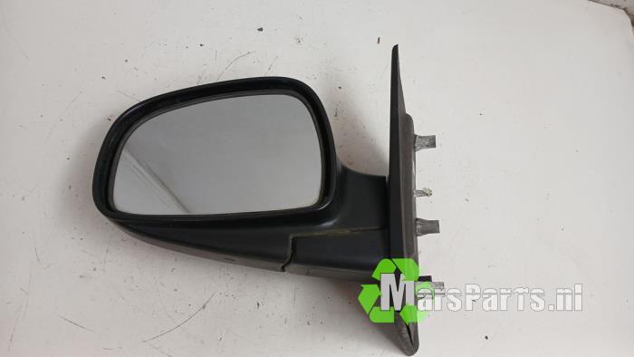 Buitenspiegel links van een Hyundai Matrix