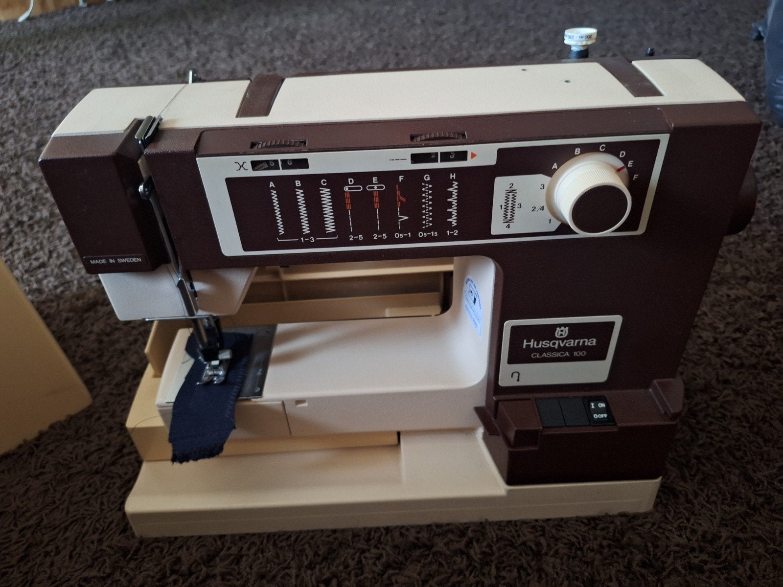 Husqvarna Classica 100 Naaimachine met Koffer, Hobby en Vrije tijd, Naaimachines en Toebehoren, Ophalen of Verzenden, Gebruikt