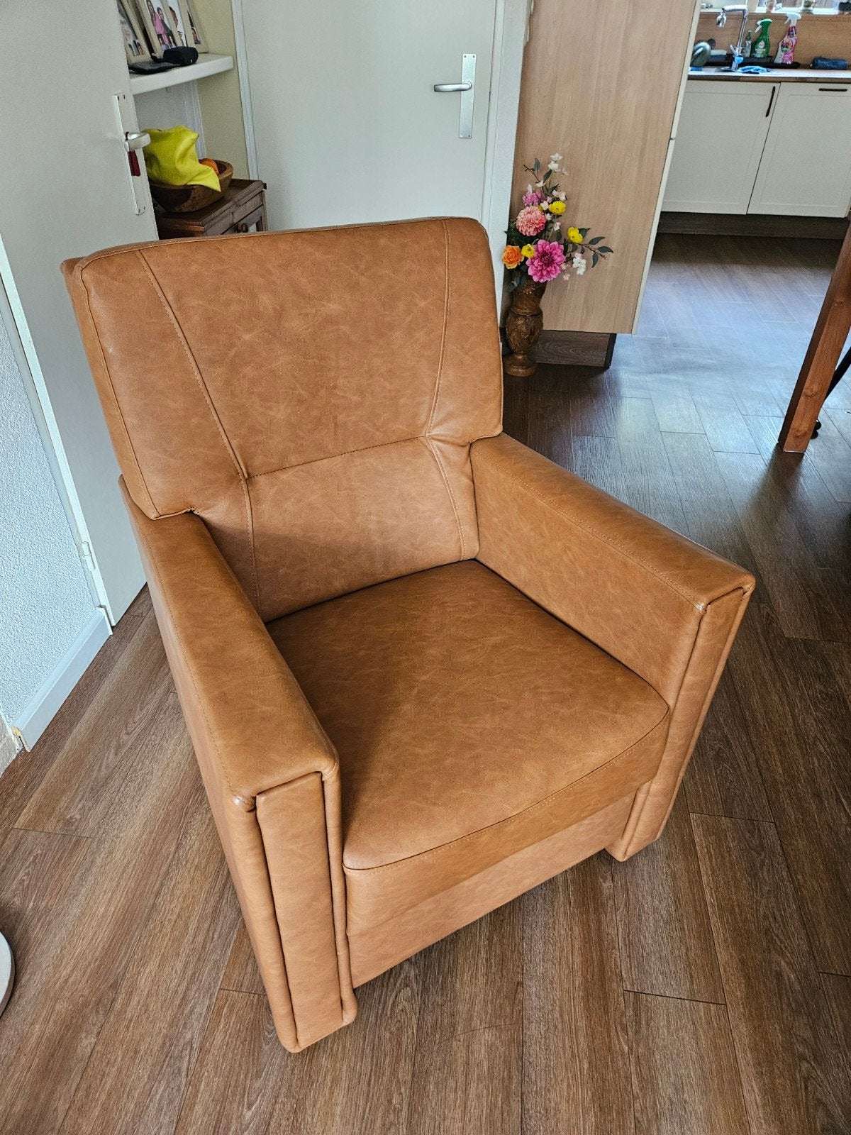 Confortabele bruine fauteuil., Ophalen, 150 cm of meer, Kunststof, 50 tot 75 cm