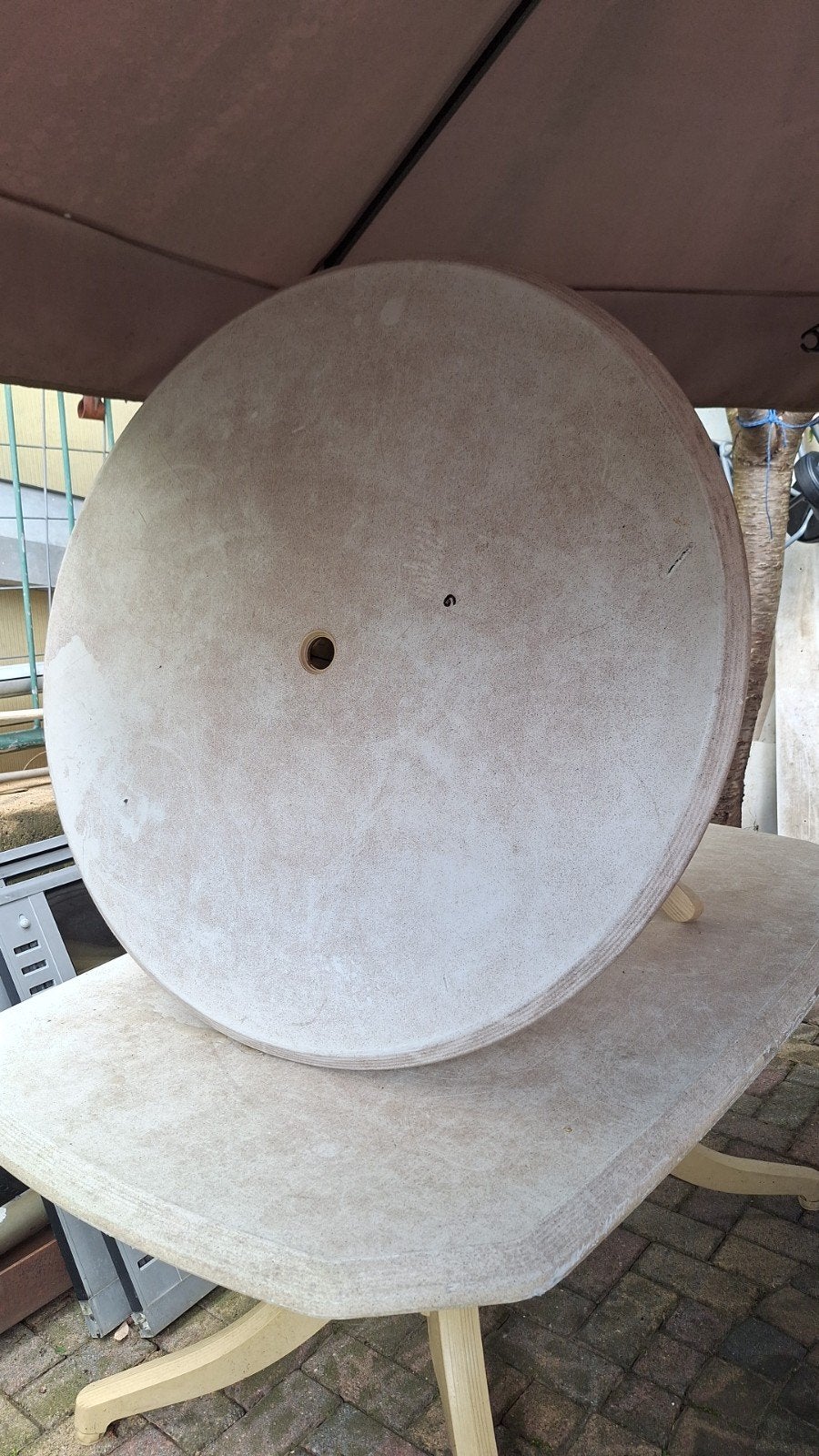 Gebruikte ronde stevige kunststof tuintafel 4 personen, Tuin en Terras, Ophalen, Gebruikt, Rond, Kunststof