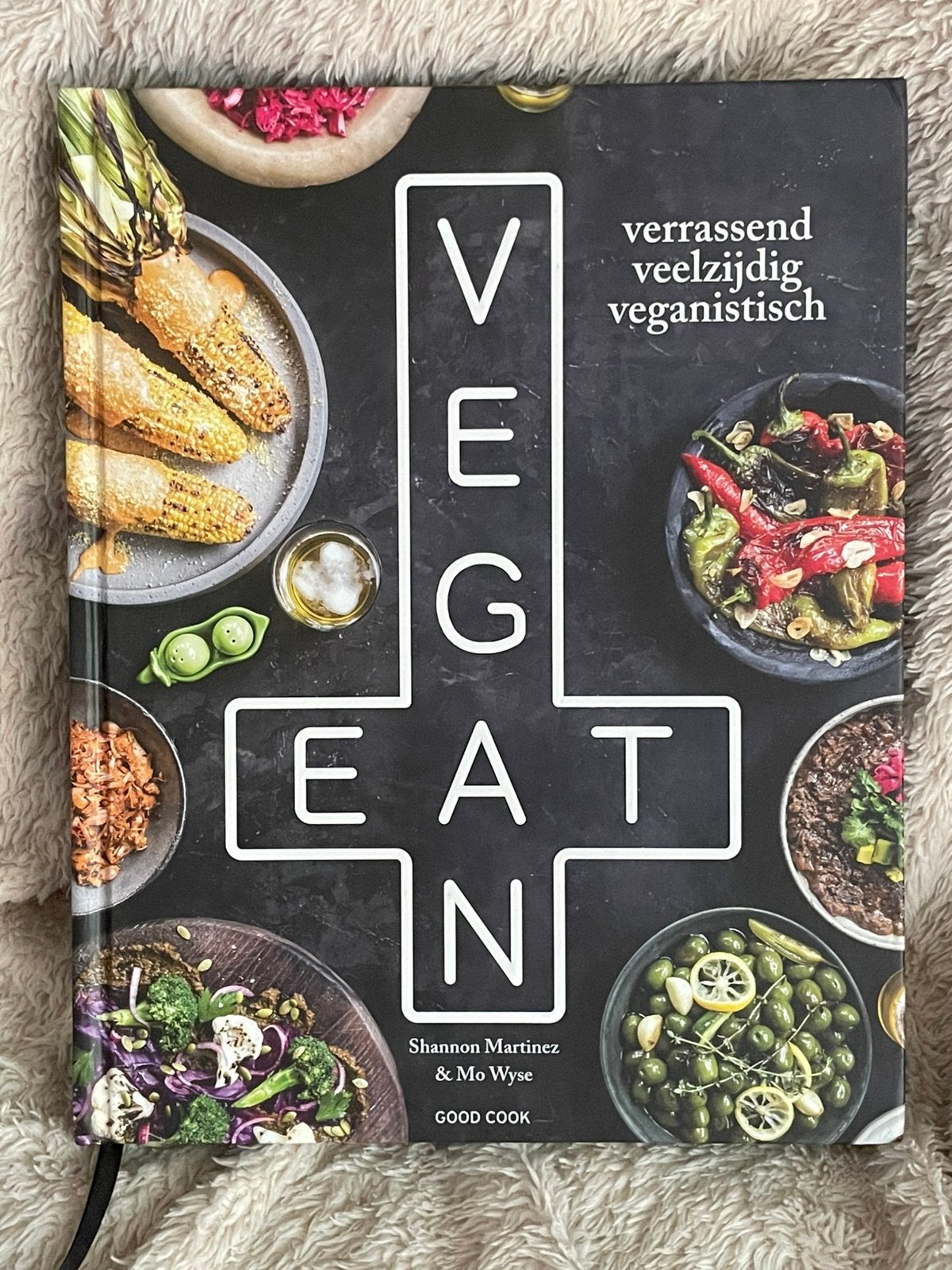 Mo Wyse - Eat vegan 💜🩷, Boeken, Kookboeken, Hoofdgerechten, Ophalen of Verzenden, Zo goed als nieuw, Mo Wyse; Shannon Martinez