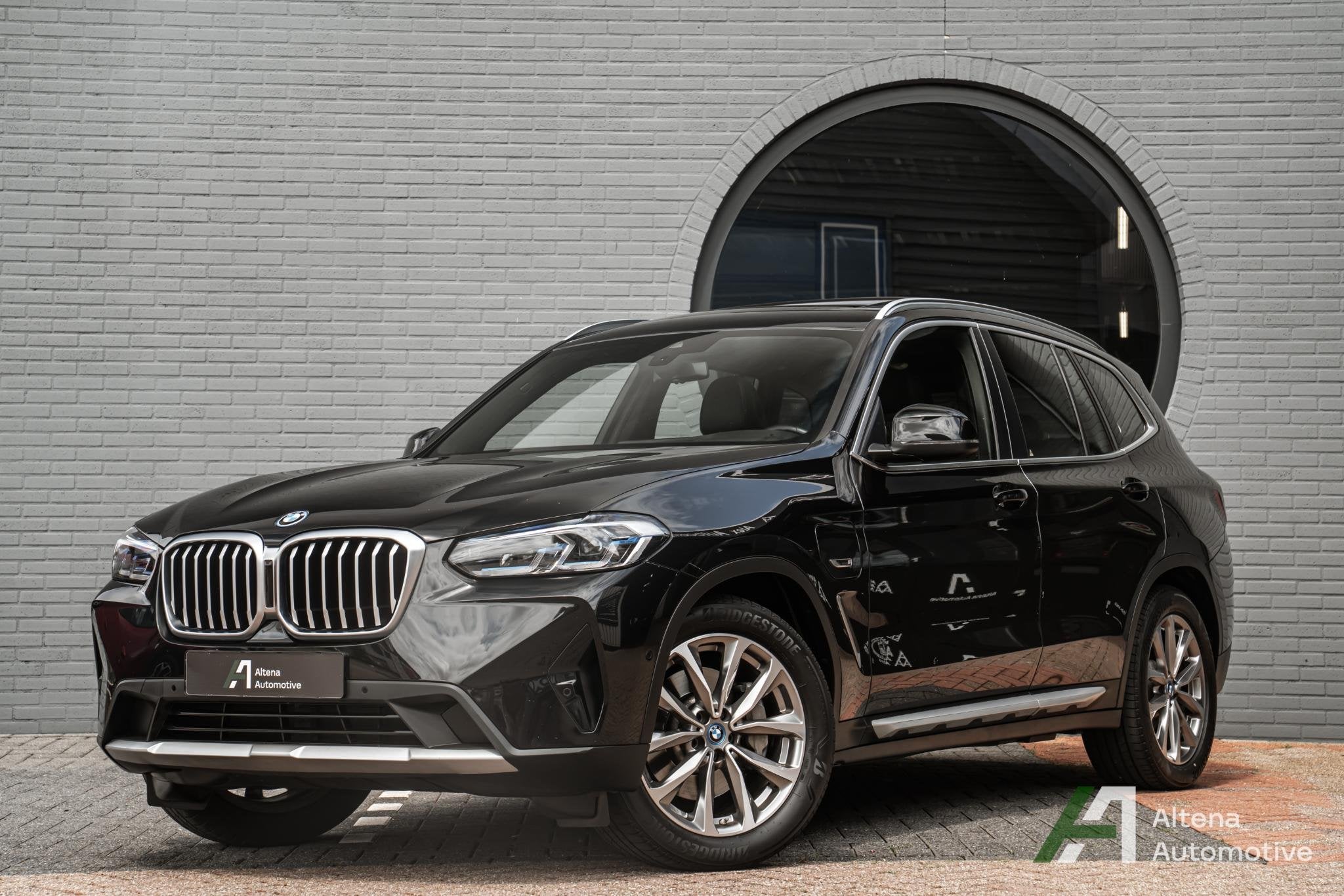 BMW X3 xDrive30e High Executive BTW, panorama dak, sportstoe, Auto's, Gebruikt, 4 cilinders, Zwart, Vierwielaandrijving