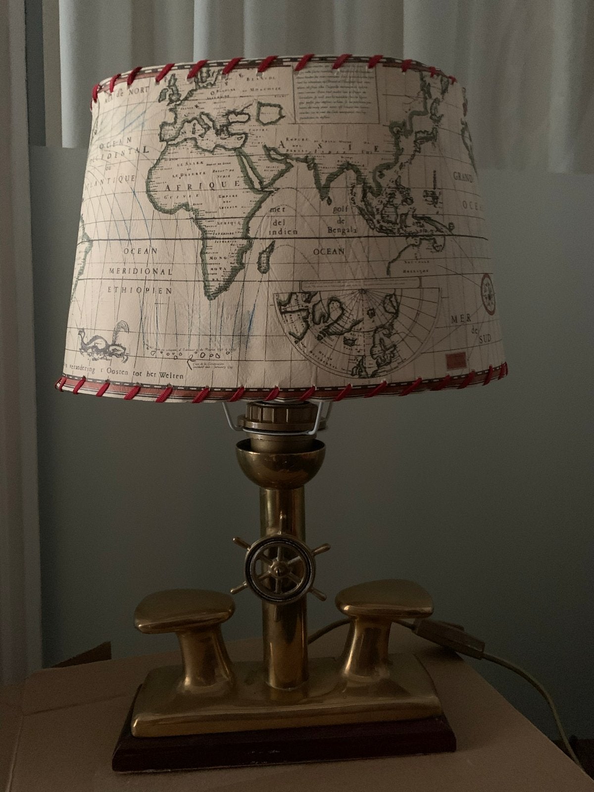 Unieke scheepslamp met wereldkaart kap, Ophalen