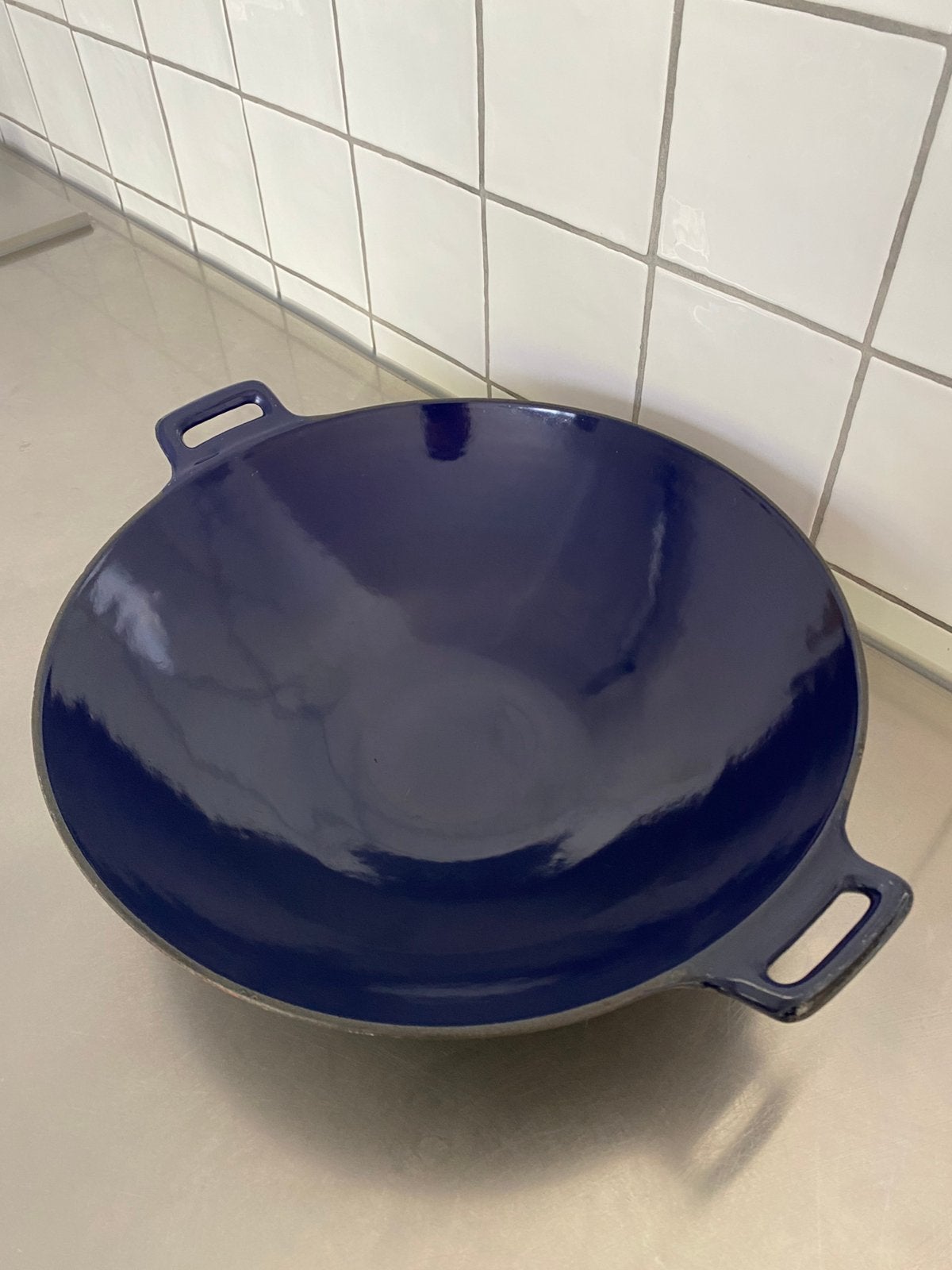 Geëmailleerd gietijzeren grote wokpan, Huis en Inrichting, Keuken | Potten en Pannen, Ophalen of Verzenden, Zo goed als nieuw