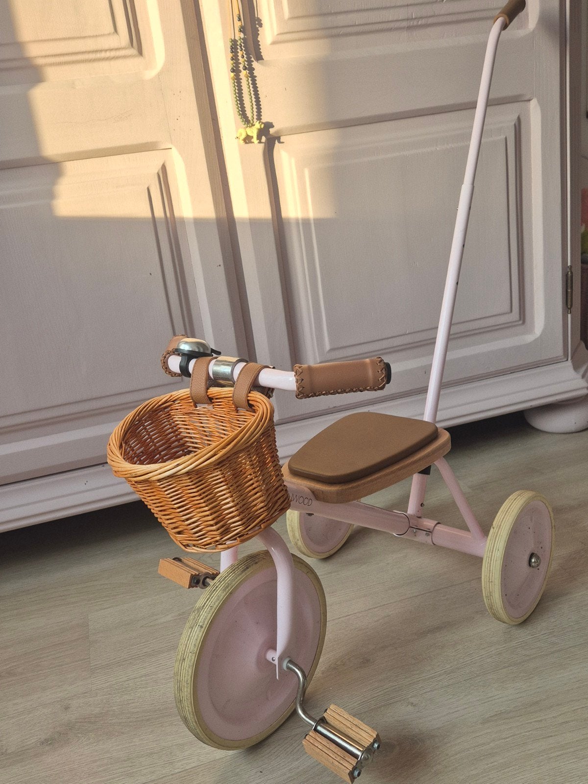 Banwood driewieler roze met duwstang en mandje, Ophalen, Gebruikt, Banwood, Duwstang