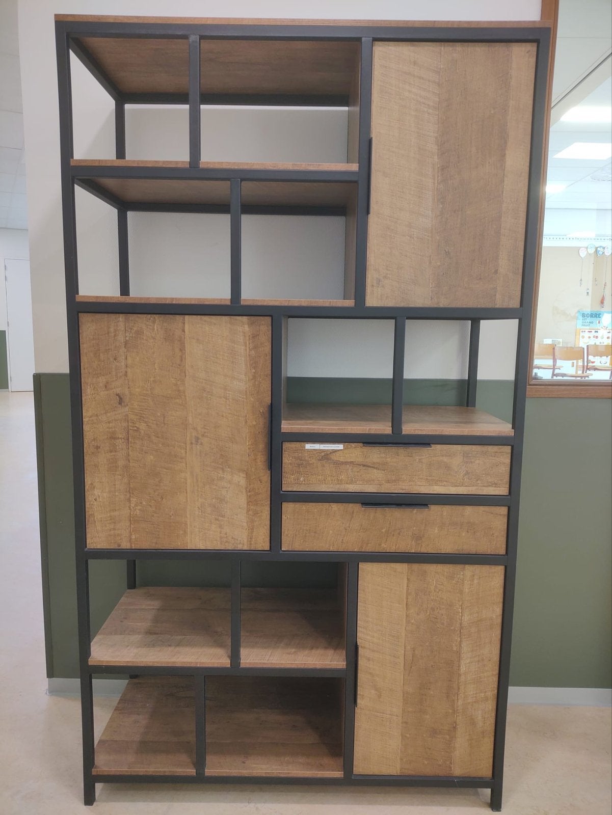 Industriële boekenkast/dressoir met opbergruimte, Ophalen, Zo goed als nieuw