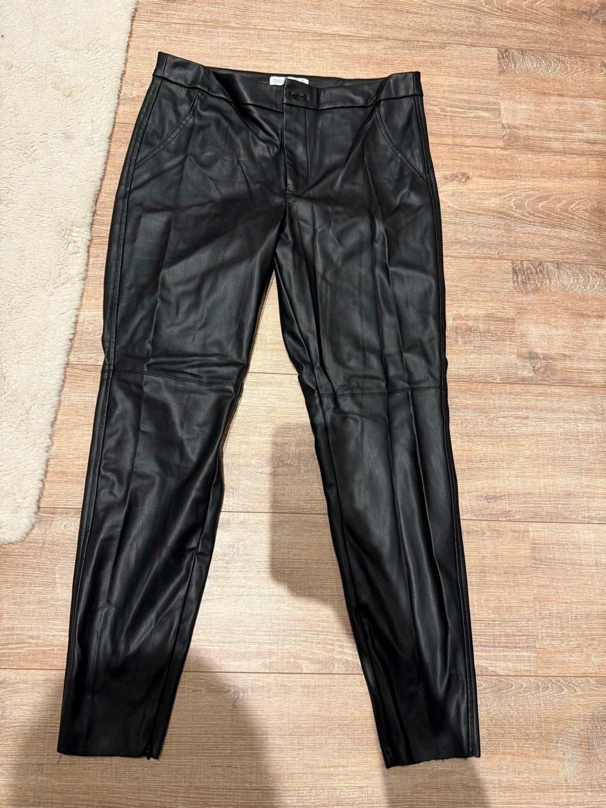 Zwarte leren broek met ritsen aan de onderkant, Kleding | Dames, Zwart, Maat 42/44 (L), Ophalen of Verzenden, Zo goed als nieuw