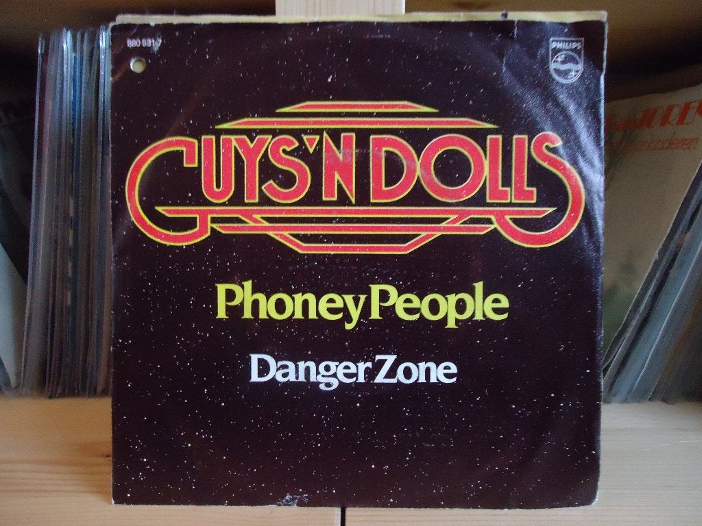 7" Single Guys 'n' Dolls - Phoney People / Danger Zone, Gebruikt, 7 inch, Ophalen of Verzenden, Pop