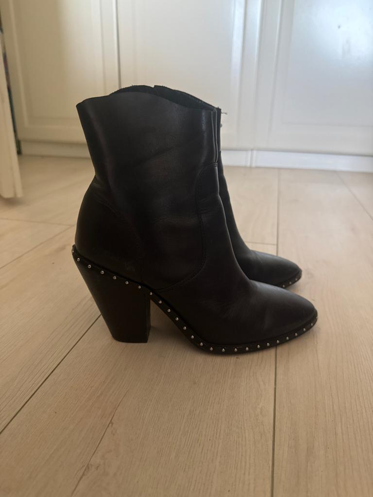 Zwarte enkellaarsjes met studs maat 39 - vallen smal, Zwart, Lage of Enkellaarzen, Ophalen of Verzenden, Gedragen