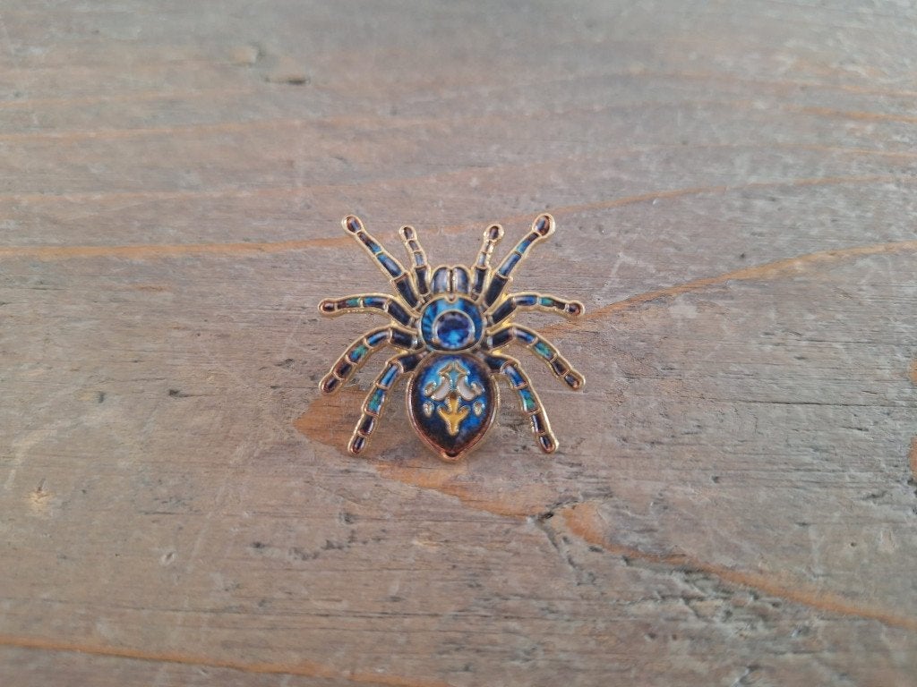 1 mooie pin van een blauw kleurige spin te koop, Verzamelen, Speldjes, Pins en Buttons, Ophalen of Verzenden, Nieuw, Dier of Natuur