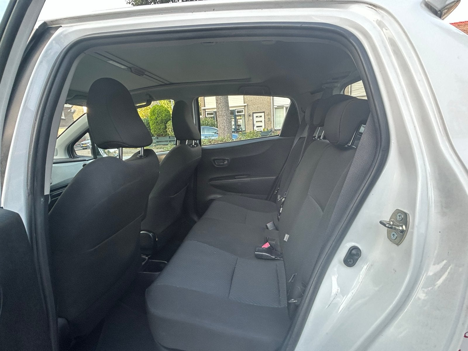 Foto 8 van Toyota Yaris 1.5 Full Hybrid 5DR 2013 apk 2027