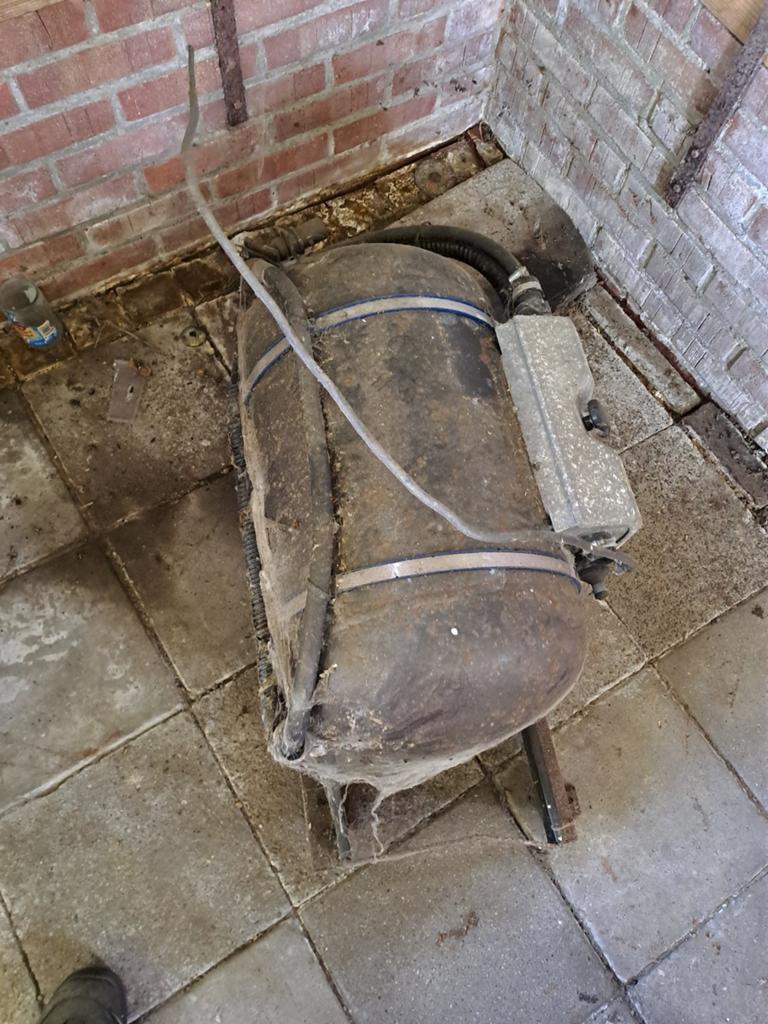 Oude roestige tank, mogelijk voor onderdelen, Ophalen of Verzenden