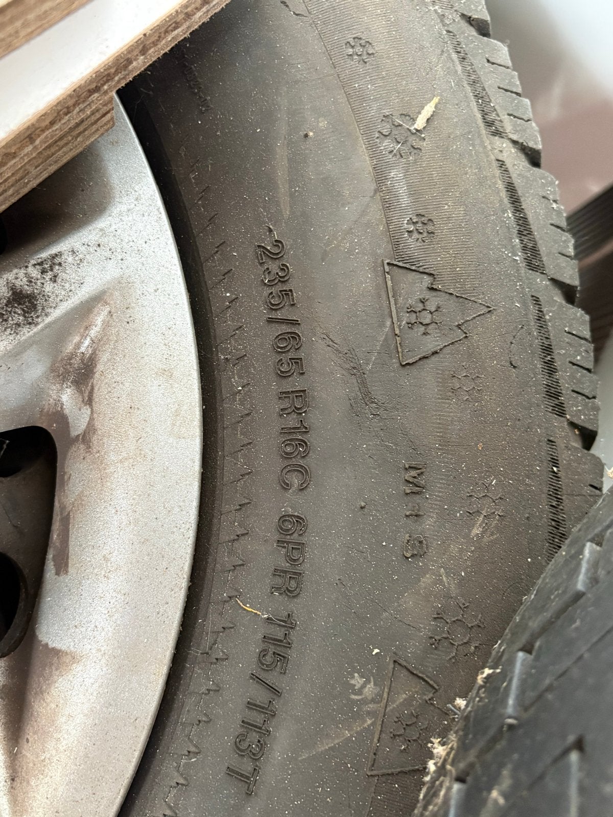 Winterbanden met velgen voor camper - 235/65 R16C, Auto-onderdelen, Gebruikt, 16 inch, Banden en Velgen, Winterbanden