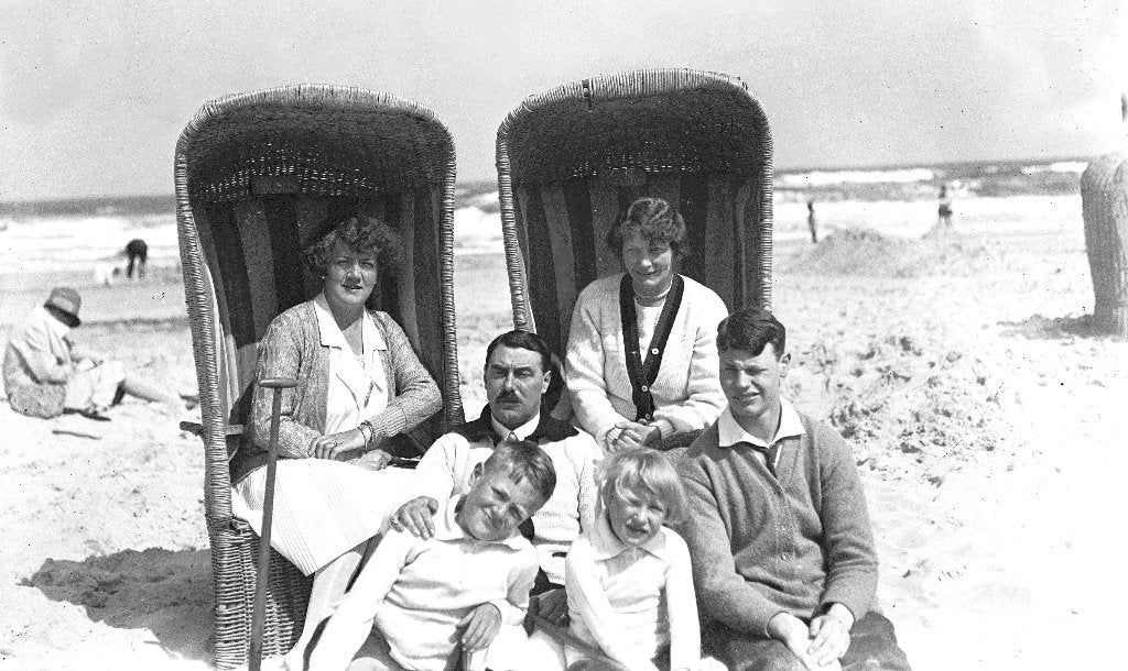 Glasnegatief 9  12 cm  familiegroep op het strand  ca. 1930, Gebruikt, Verzenden, Foto, Voor 1940
