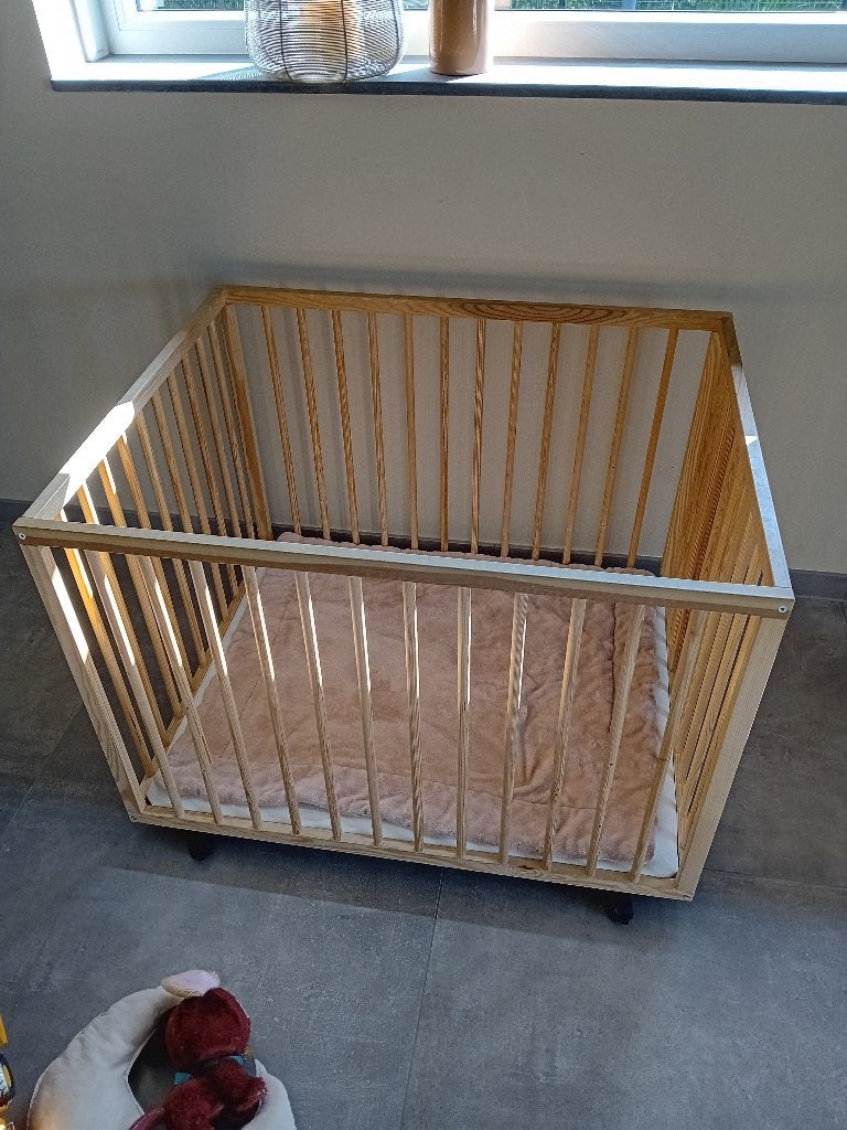 Houten box op wielen te koop!, Kinderen en Baby's, Boxen, Ophalen, Gebruikt, Vierkant, Wieltjes