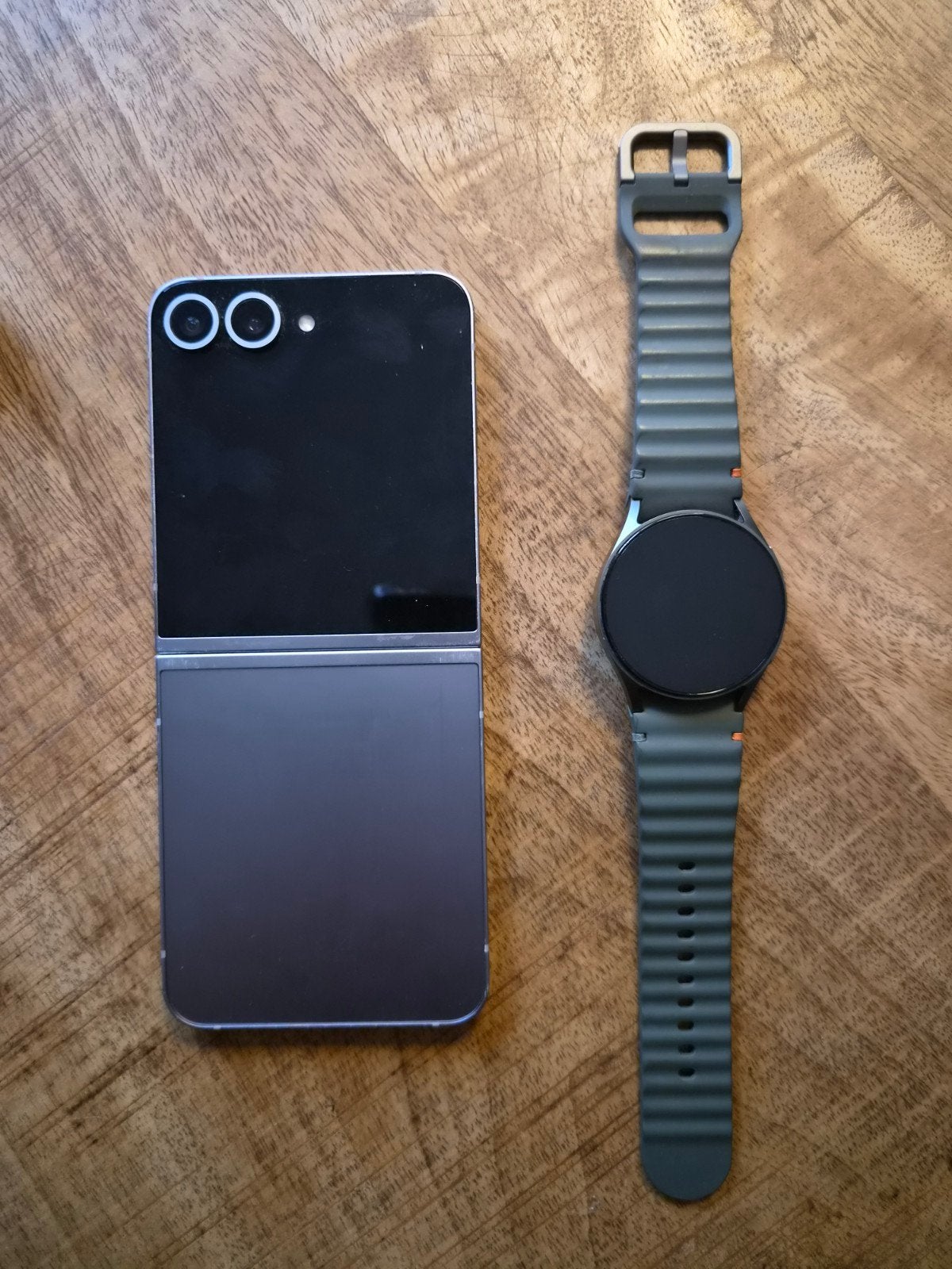 Foto 2 van Samsung Galaxy Z Flip 6 256GB met Watch 7