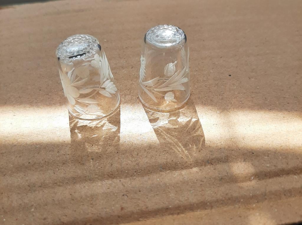 Set van 2 glazen vingerhoedjes met gravure, Ophalen of Verzenden, Zo goed als nieuw