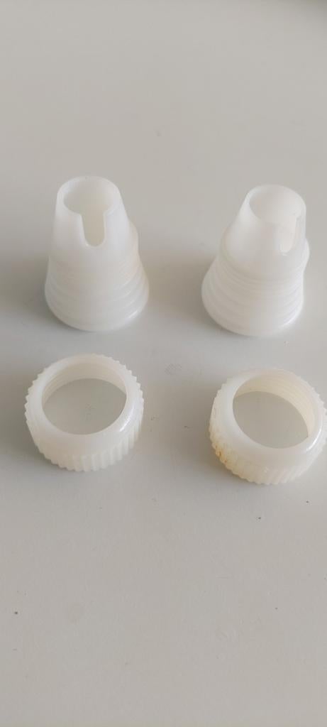 Bakspullen- Wilton Koppelstuk Spuitzak 2x - Bakbenodigdheden, Ophalen of Verzenden, Zo goed als nieuw, Taarten of Cupcakes, Overige typen
