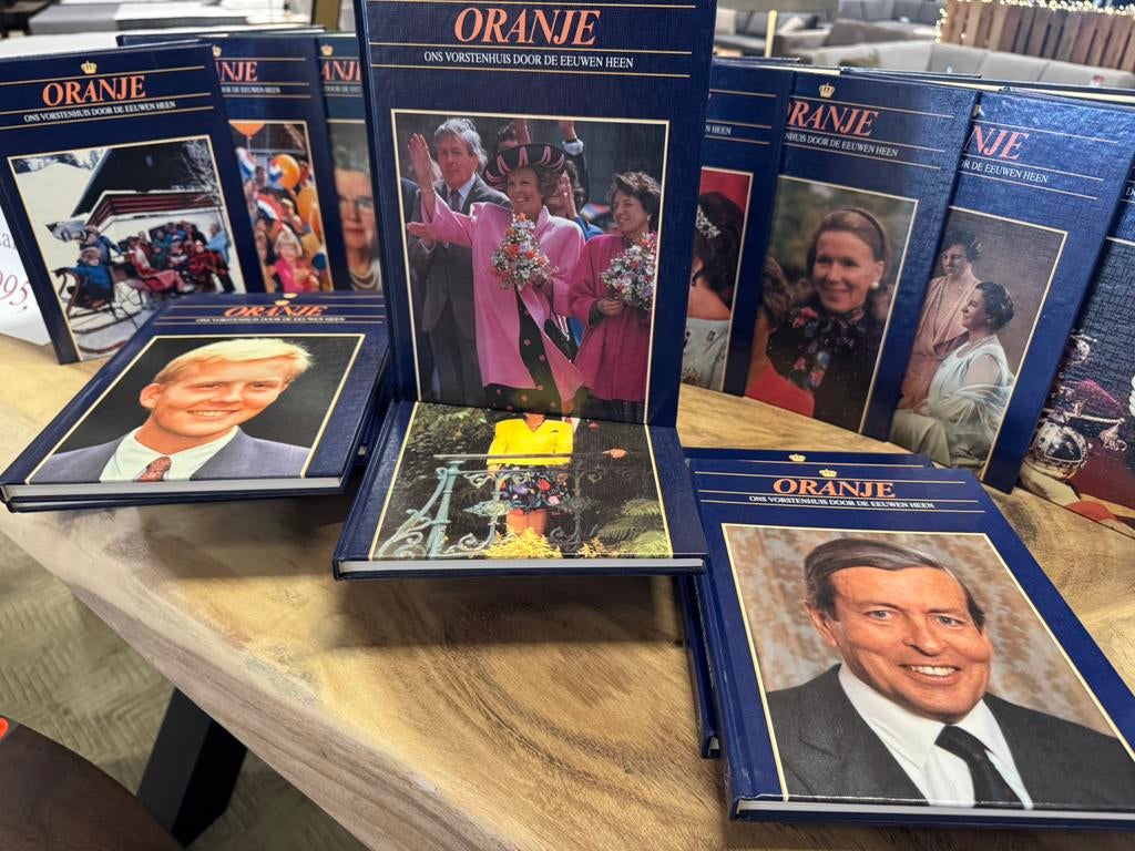 Oranje ons Vorstenhuis door de eeuwen heen, Boeken, Encyclopedieën, Ophalen, Complete serie, Zo goed als nieuw, K.A. van den Hoek  Fred J.Lammers
