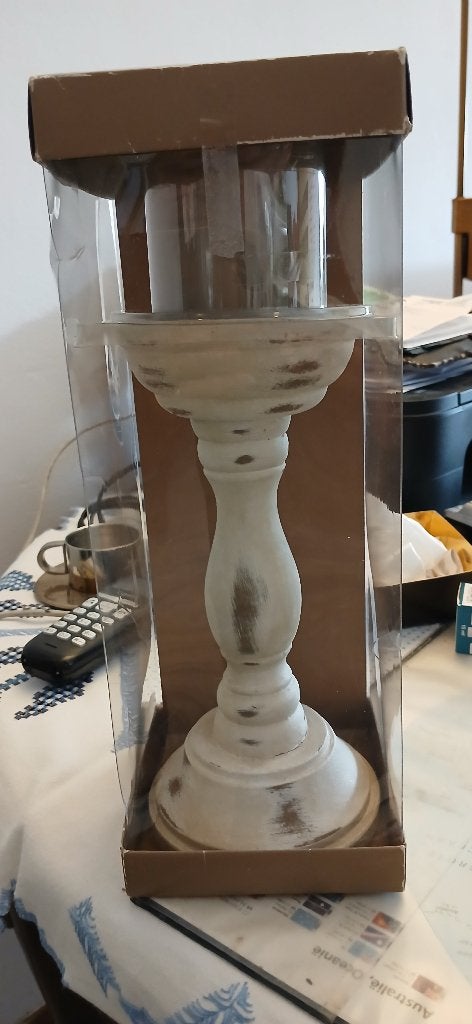 Te koop nieuwe houten kandelaar met kaars wijtwas vlekken, Wit, Nieuw, Ophalen of Verzenden, 20 cm