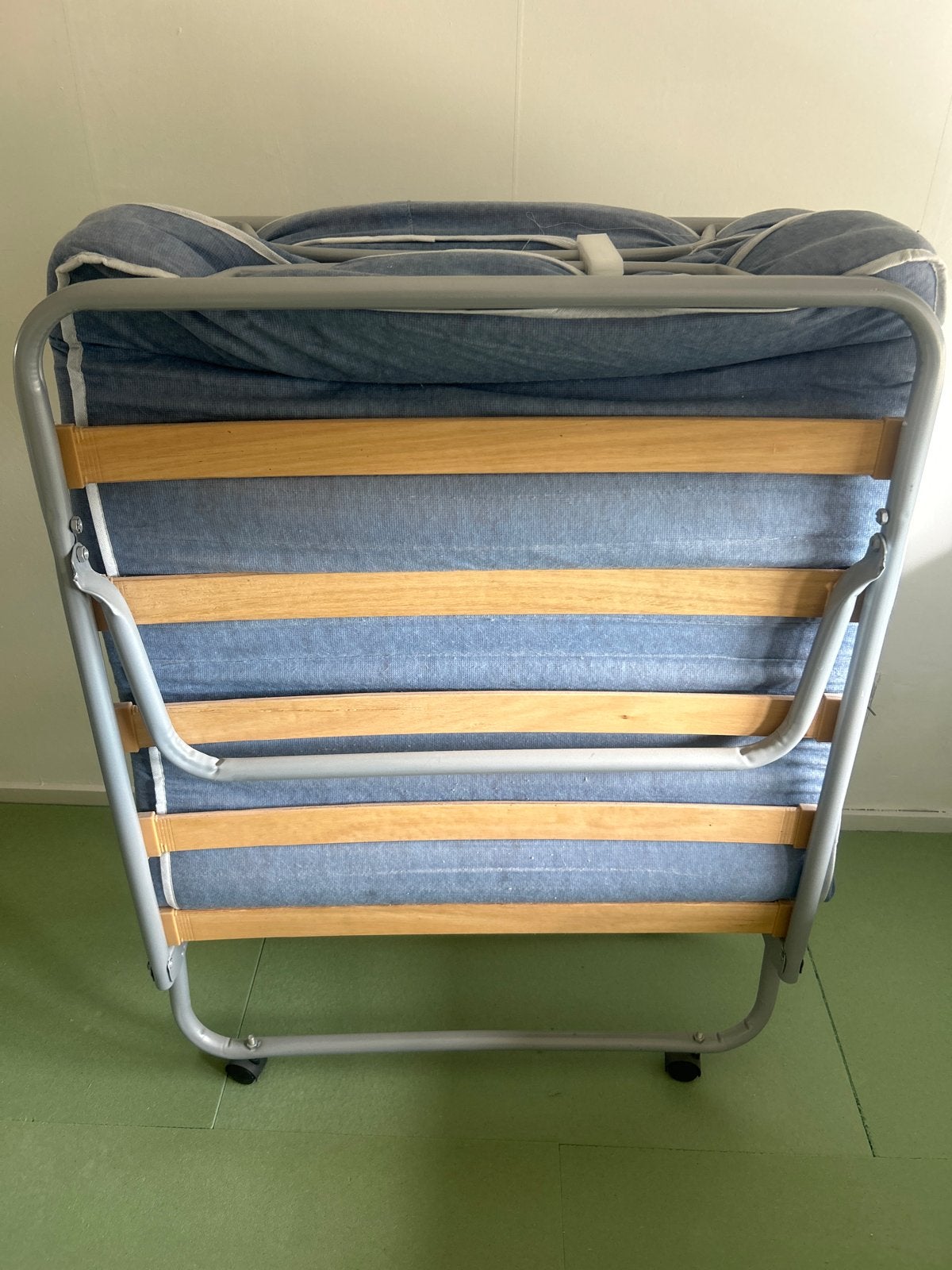 Opvouwbaar logeerbed met matras - ideaal voor gasten, Huis en Inrichting, Slaapkamer | Bedden, Ophalen, Gebruikt, Eenpersoons