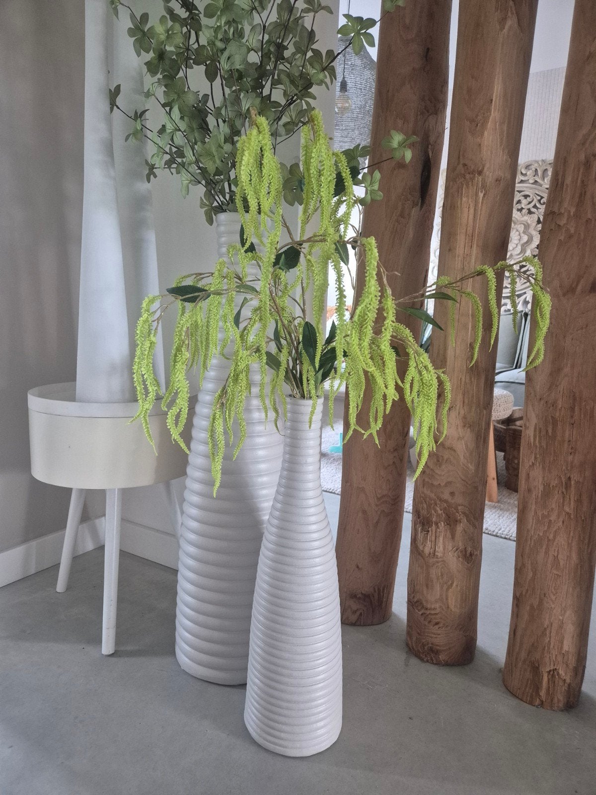 Grote witte vaas, 60 cm hoog, geribbeld design, Huis en Inrichting, Ophalen of Verzenden, Gebruikt, Met patroon/structuur, Beige