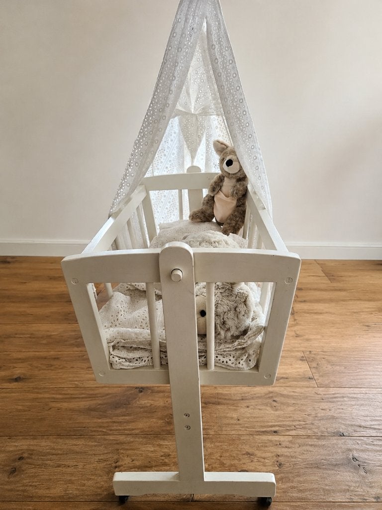 Houten poppenwieg met hemeltje, beddengoed en knuffels, Ophalen, Gebruikt, Babypop