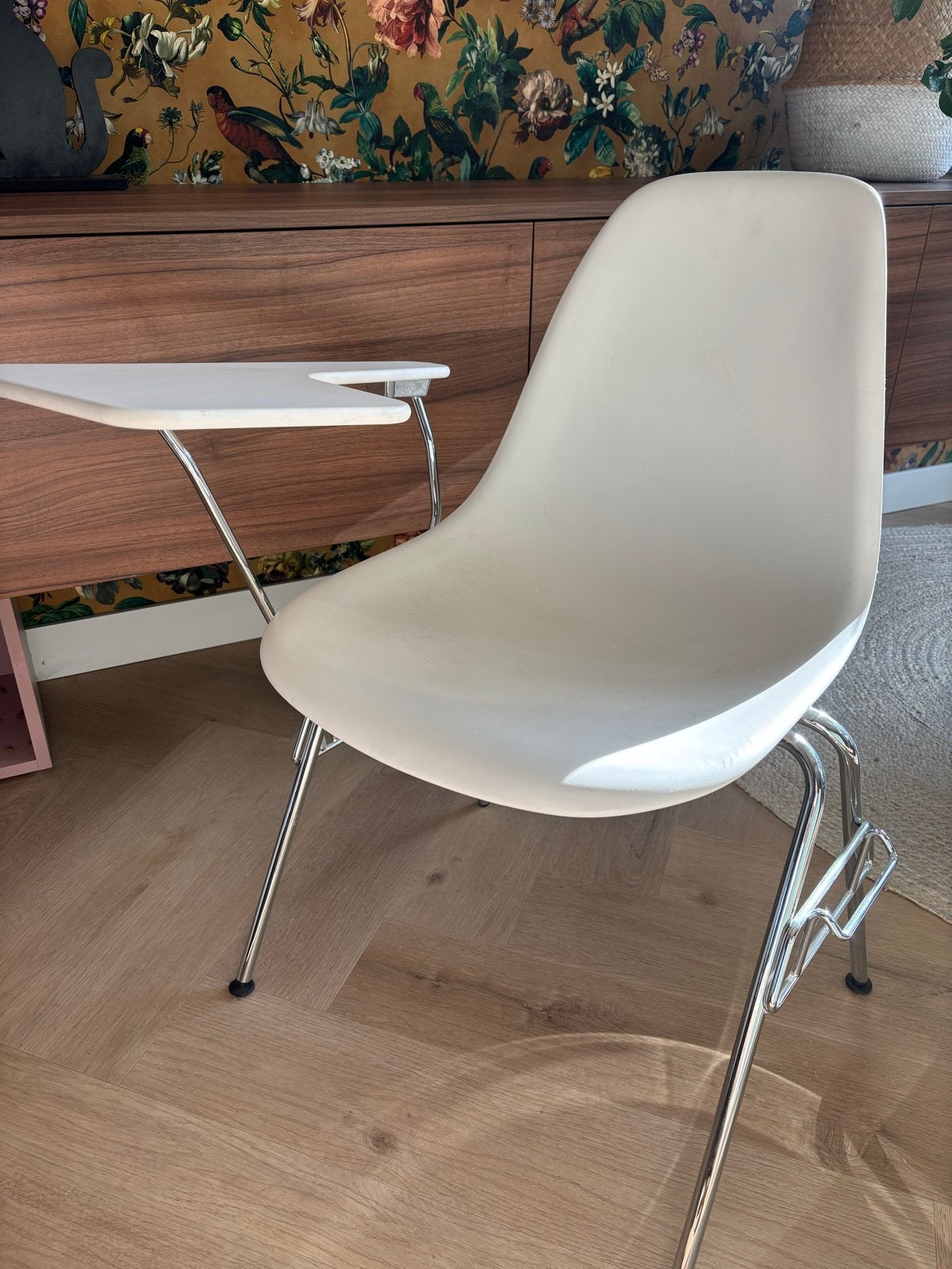 Vitra Eames DSR stoel met schrijftablet - Wit, Huis en Inrichting, Stoelen, Ophalen, Kunststof, Wit, Zo goed als nieuw