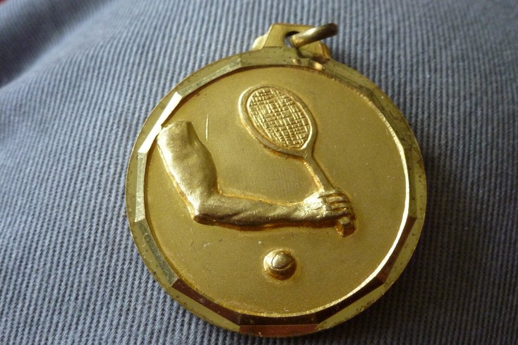 Medaille koper - tennis 1e Clubkamp. 1984 G.D.B. 14 gram, Ophalen of Verzenden, Overige materialen, Nederland