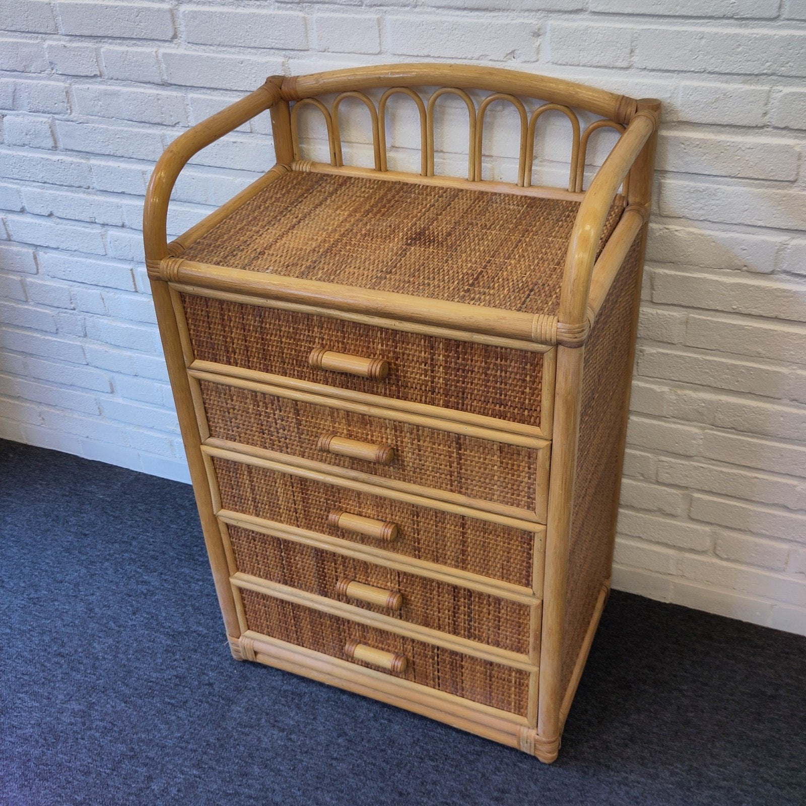 Prachtig retro grenen rotan 5 laden kastje, Huis en Inrichting, Kasten | Ladekasten, Boho bohemian retro, 5 laden of meer, Zo goed als nieuw