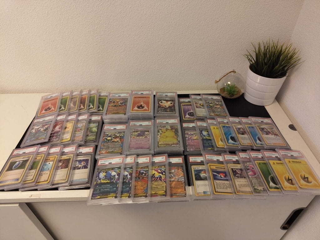 70x PSA Slabs Pokemon – Mix van Energie, Trainers & Pokémon, Ophalen, Zo goed als nieuw, Meerdere kaarten