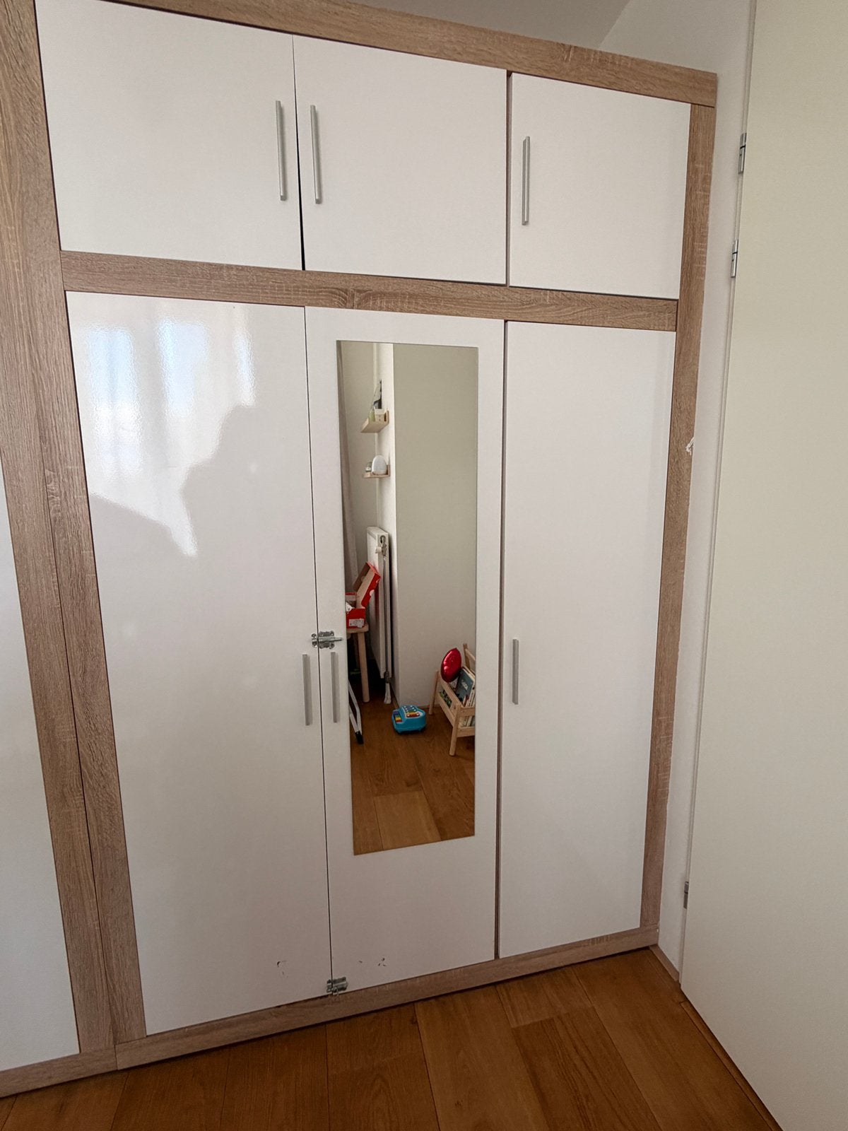 JYSK FAVRBO Wardrobe – White High Gloss / Oak Frame, Ophalen, Met deur(en), 100 tot 150 cm, 200 cm of meer