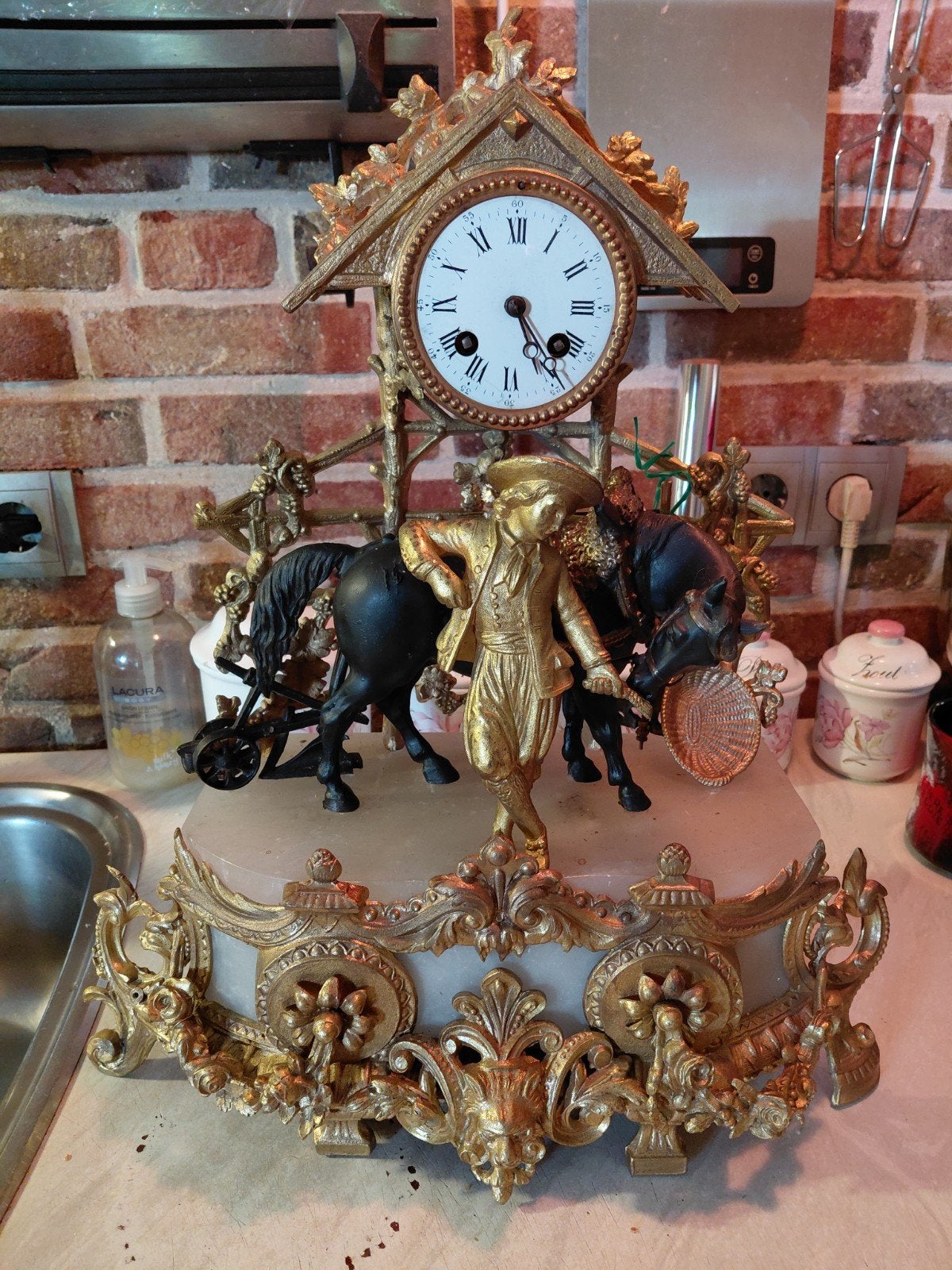 Antieke Franse pendule met boer en paard, Ophalen of Verzenden