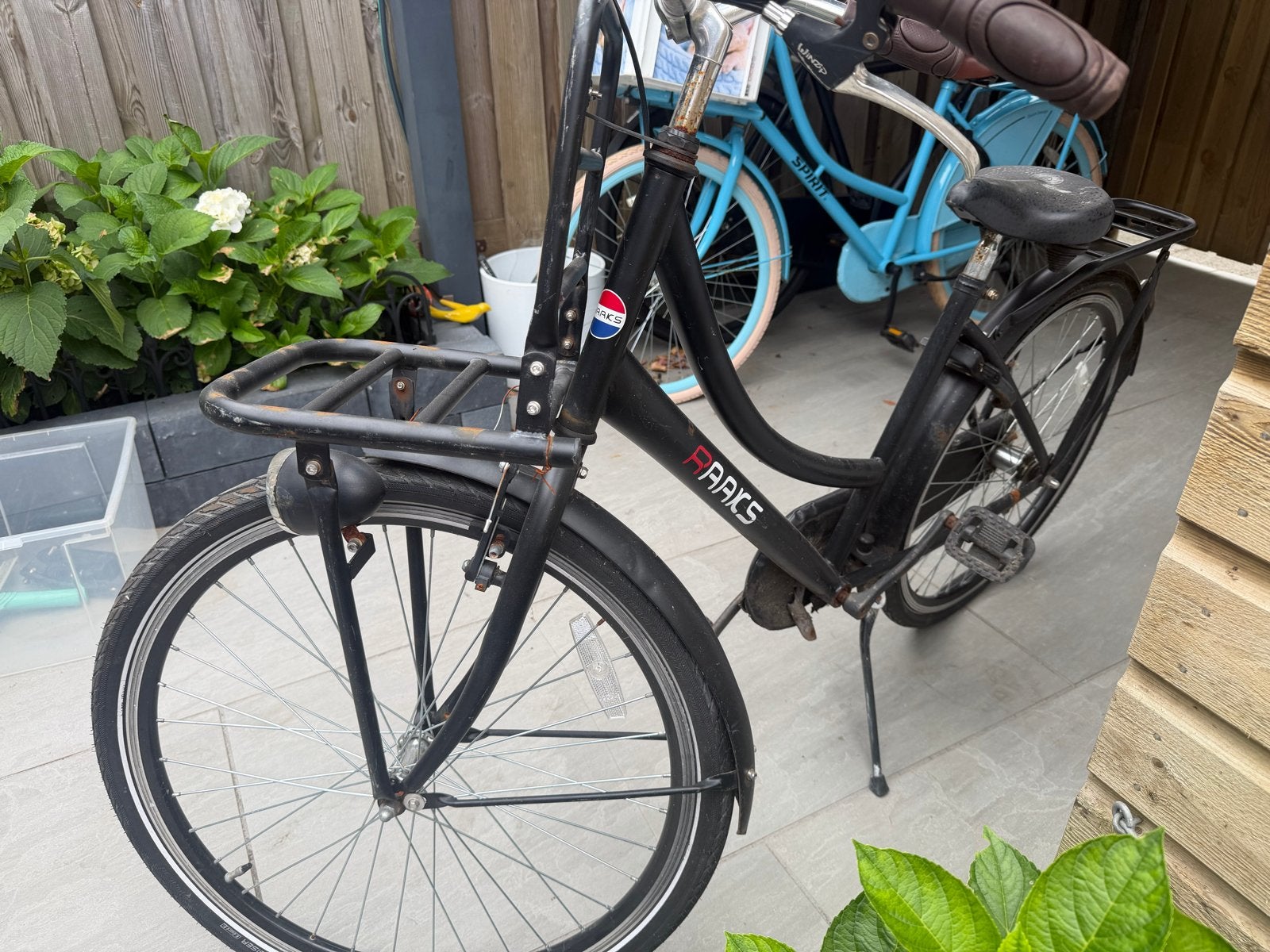 Zwarte Saaks damesfiets met voordrager, Fietsen en Brommers, Fietsen | Dames | Damesfietsen, Terugtraprem, Gebruikt, 50 tot 53 cm